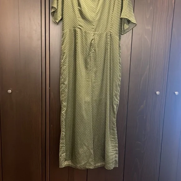 GORGEOUS TALL relaxed jumpsuit with tie front in a green with polka dots in US14 - Picture 10 of 10